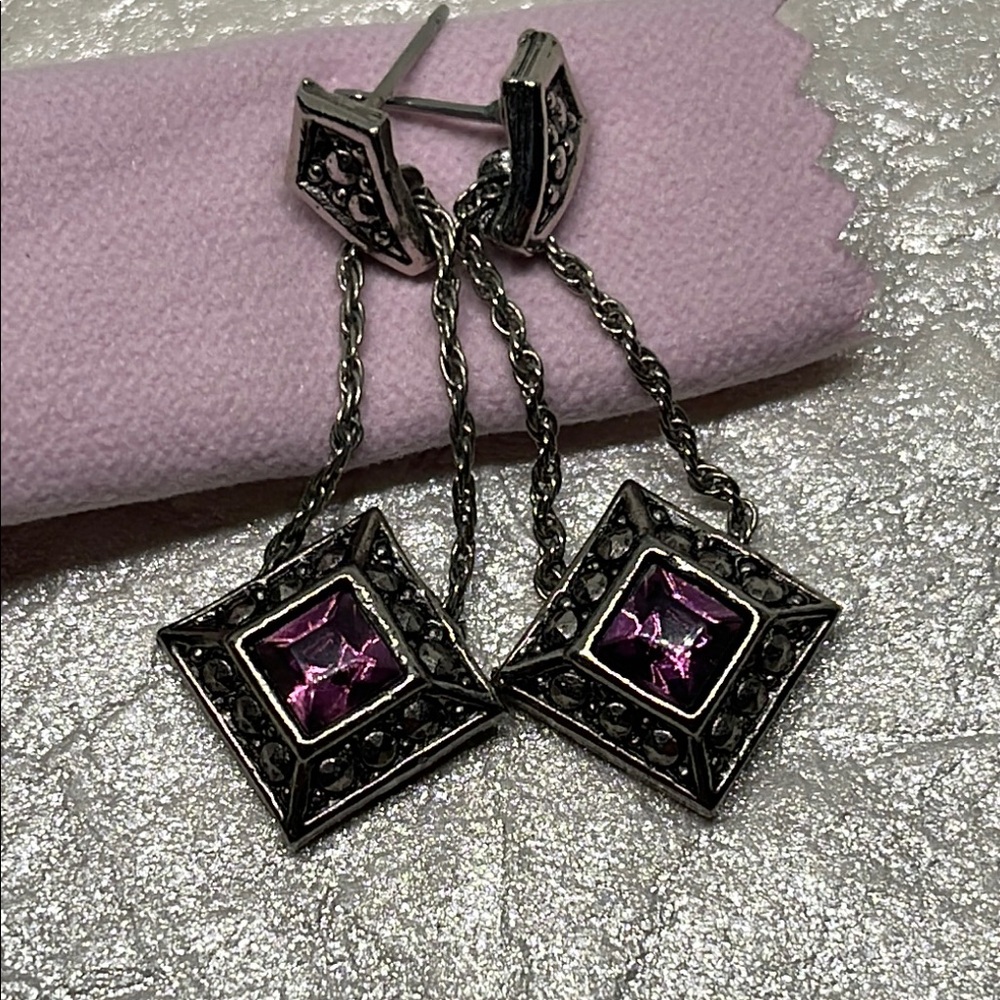 Avon vintage Purple square  and gunmetal pierced Dangle Earrings - Picture 2 of 12